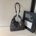Detalle de bolso hobo de tela brillante negra con lazo de encaje y colgante de perla - Negro con colgante