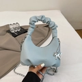 Bolso hobo fruncido azul claro con cadena plateada y detalle de colgante de caballo metálico - Azul