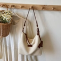 Sac cabas tissé crème avec bretelles en cuir marron et breloque animale sur crochet en bois - Blanc Cassé