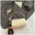 Borsa a cilindro beige in ecopelle grana litchi con ciondolo di perline colorate - Beige Con Ciondolo