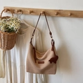 Sac fourre-tout en paille tissée beige avec bandoulière en cuir et breloque ours - Khaki