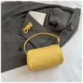 Borsa a cilindro gialla in pelle con trama a litchi e tracolla su una giacca grigia - Giallo senza pendente