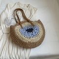 Handgemaakte geweven strooien shopper met blauw cirkelpatroon en bruine leren schouderbanden - Blauw