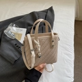 Beigefarbene gewebte Beuteltasche mit zwei Griffen und verstellbarem Schultergurt - Khaki