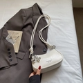 Witte geplooide halve maan tas met geknoopte riem en zilveren ballonhond hanger - Met Hanger / Broken Wit