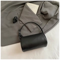 Borsa a cilindro minimalista in pelle nera con motivo litchi e tracolla regolabile - Nero senza Ciondolo