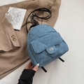 Mini blauwe denim gewatteerde rugzak met zilveren ketting en draaisluiting - Lichtblauw
