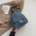 Blauwe gewatteerde denim mini rugzak met zilveren kettingbanden en metalen draaislot - Donkerblauw