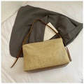 Beige geflochtene Strohtasche mit braunem Lederriemen für die Sommermode - Braun