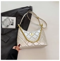 Bolso hobo acolchado blanco perla con cadena dorada gruesa y cierre giratorio metálico - Blanco Perlado