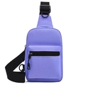 Detailansicht der lila Nylon-Brusttasche mit schwarzem Gurt und Metall-D-Ring - Lila
