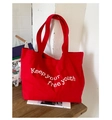 Detailansicht der roten Canvas-Tasche mit breiten Trägern und weißem Jugend-Schriftzug - Rot