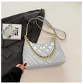 Bolso hobo acolchado gris claro con cadena dorada y costuras de diamantes - Azul claro