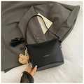 Minimalistische schwarze Eimertasche aus genarbtem Leder mit braunem Teddybär-Anhänger - Schwarz
