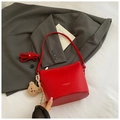 Rote minimalistische Hobo-Eimertasche aus Litschi-Leder mit Plüschbär-Anhänger - Rot