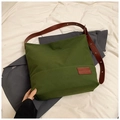 Sac fourre-tout minimaliste en toile vert foncé avec bandoulière réglable en cuir brun - Vert