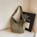 Olivgrüne Canvas Umhängetasche mit verstellbarem Riemen und Vintage-Fransendetails am Rand - Grün