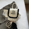 Mochila mini de cuero PU crema con volantes negros y bordado de letras chic - Blanco Roto