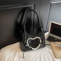 Detalle de bolso de hombro negro Y2K con corazón de encaje y lazo en un entorno de estilo - Negro