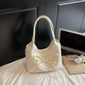 Detalle de bolso hobo blanco crema con aplique de corazón de encaje y lazo decorativo fino - Blanco Roto