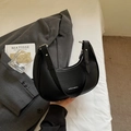 Bolso media luna de cuero lichi negro con elegantes detalles de metal plateado - Negro
