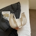 Elegante bolso de media luna blanco marfil en cuero granulado lichi con herrajes plateados - Blanco Roto