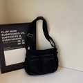 Minimalistische schwarze Segeltuchtasche mit Multi-Taschen-Design und verstellbarem Gurt - Schwarz