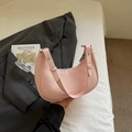 Bolso de mano de media luna rosa claro en cuero con patrón de lichi y remaches de plata - Rosa