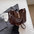 Braune Handtasche mit Krokodilprägung, silberner Kette und Metallverschluss - Kaffeebraun