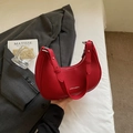 Bolso de hombro de media luna rojo de moda con textura de grano litchi y logo de marca - Rojo