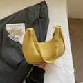 Sac demi-lune jaune en cuir à motif litchi avec bandoulière réglable et boucle - Jaune