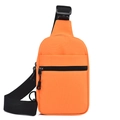 Gros plan du sac de poitrine orange vif avec poche zippée noire et sangle réglable - Orange