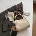 Sac seau élégant en cuir blanc crème avec poignée supérieure et pendentif ours décoratif - Blanc Cassé