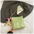 Detalle de bolso saco verde claro con colgante de perro sobre blazer gris - Verde con Colgante