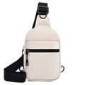 Détail du sac de poitrine en toile beige avec bandoulière réglable en nylon noir et anneaux en D - Kaki