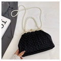 Borsa da sera plissettata a pois neri con chiusura floreale e doppie catene di perle - Nero