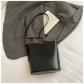 Minimalistische schwarze Eimer-Tasche aus PU-Leder mit SNML-Prägung und Riemen - Schwarz ohne Anhänger