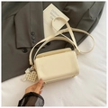 Détail du sac boîte blanc crème avec texture grainée et breloque en perles et dentelle - Blanc Crème (Sans Pendentif)