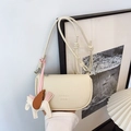 Sac bandoulière chic en cuir beige avec un joli pendentif en forme de pégase blanc - Blanc Cassé Avec Pendentif