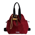 Dunkelroter Kordelzug-Rucksack aus Nylon mit schwarzen Griffen und modischem Anhänger - Mit Anhänger / Rot