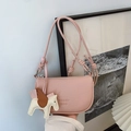Sac bandoulière en cuir rose grainé avec breloque cheval et bandoulière nouée - Rose avec pendentif
