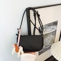 Sac bandoulière en cuir litchi noir avec logo gravé et un charmant pendentif cheval - Noir avec pendentif