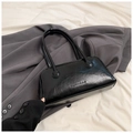 Schicke schwarze Boston Pillow Bag mit glänzender Knitteroptik und Shiyubag-Schriftzug - Schwarz