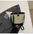 Dettaglio della borsa a secchiello bicolore con chiusura dorata e base con marchio - Bianco e Nero