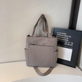 Borsa tote minimalista in tela color talpa con tasca a zip e tracolla larga - Grigio