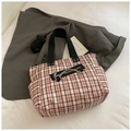 Detail der rosa karierten Gothic-Tasche mit dekorativen Ketten und Reißverschlusstasche - Rosa