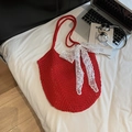 Bolso tote de ganchillo rojo hecho a mano con lazo de encaje blanco para playa y verano - Rojo