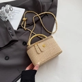 Vintage Stroh-Umhängetasche mit goldener Blumendetail und Metallgriff in Beige - Groß / Khaki