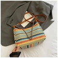Dettaglio borsa tote in paglia arcobaleno con tracolla in pelle marrone e catena - Colorato Grande