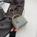 Vintage grüne gewebte quadratische Tasche mit Goldgriff und Blumen-Kettenriemen - Groß / Grün